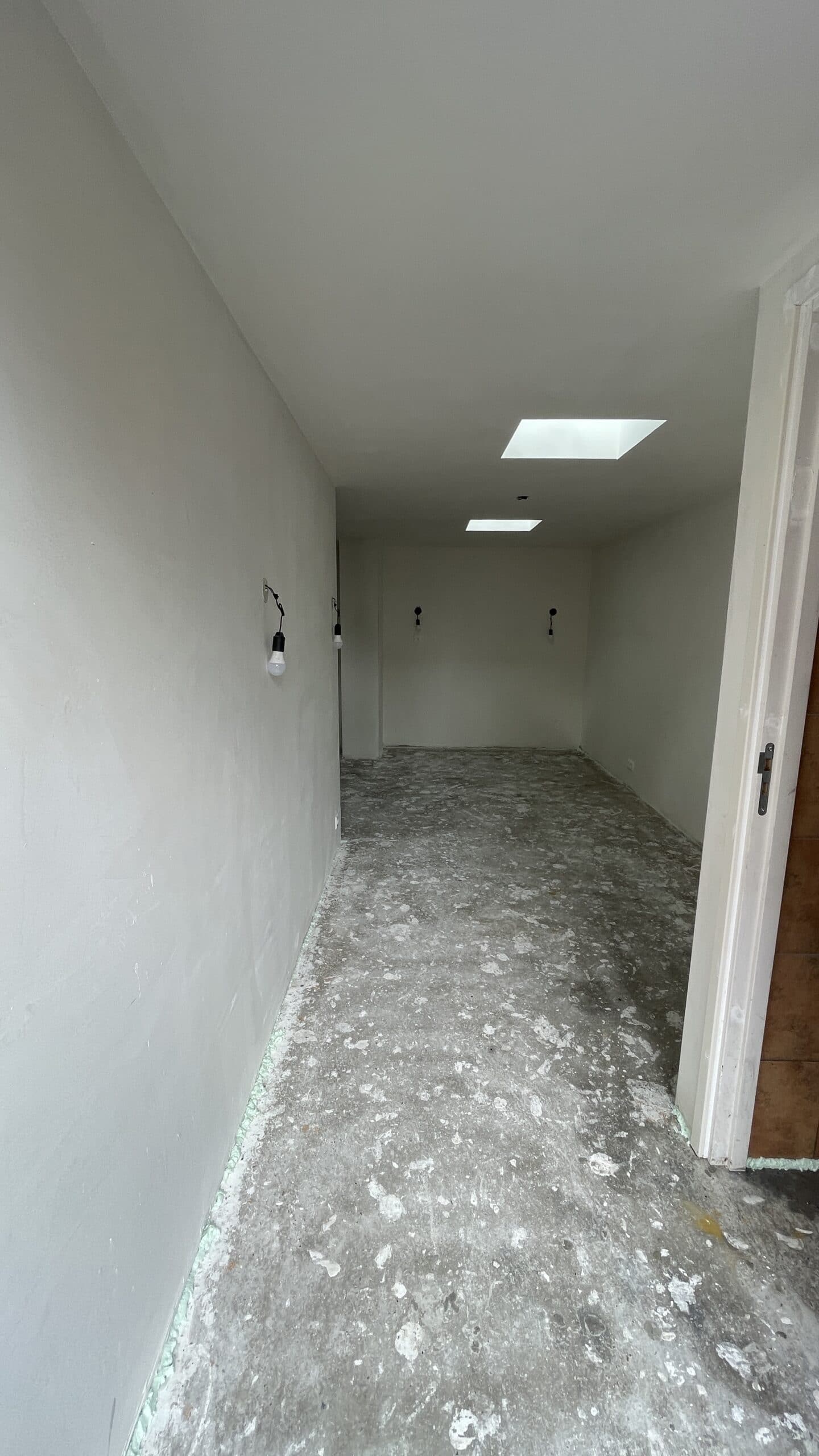 Portfolio Garage verbouwing tot slaapkamer: stuukwerk gereed, dakramen geplaatst, toilet betegeld