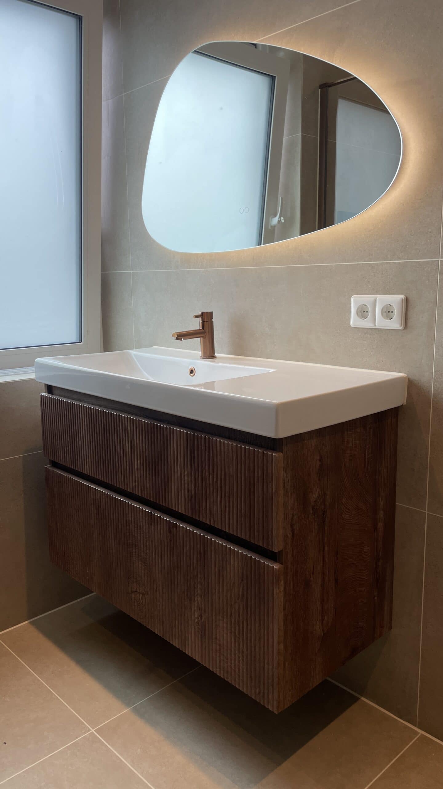 Badkamer Ontwerp & Realisatie Badkamer met 120×60 tegels en verstekte hoeken