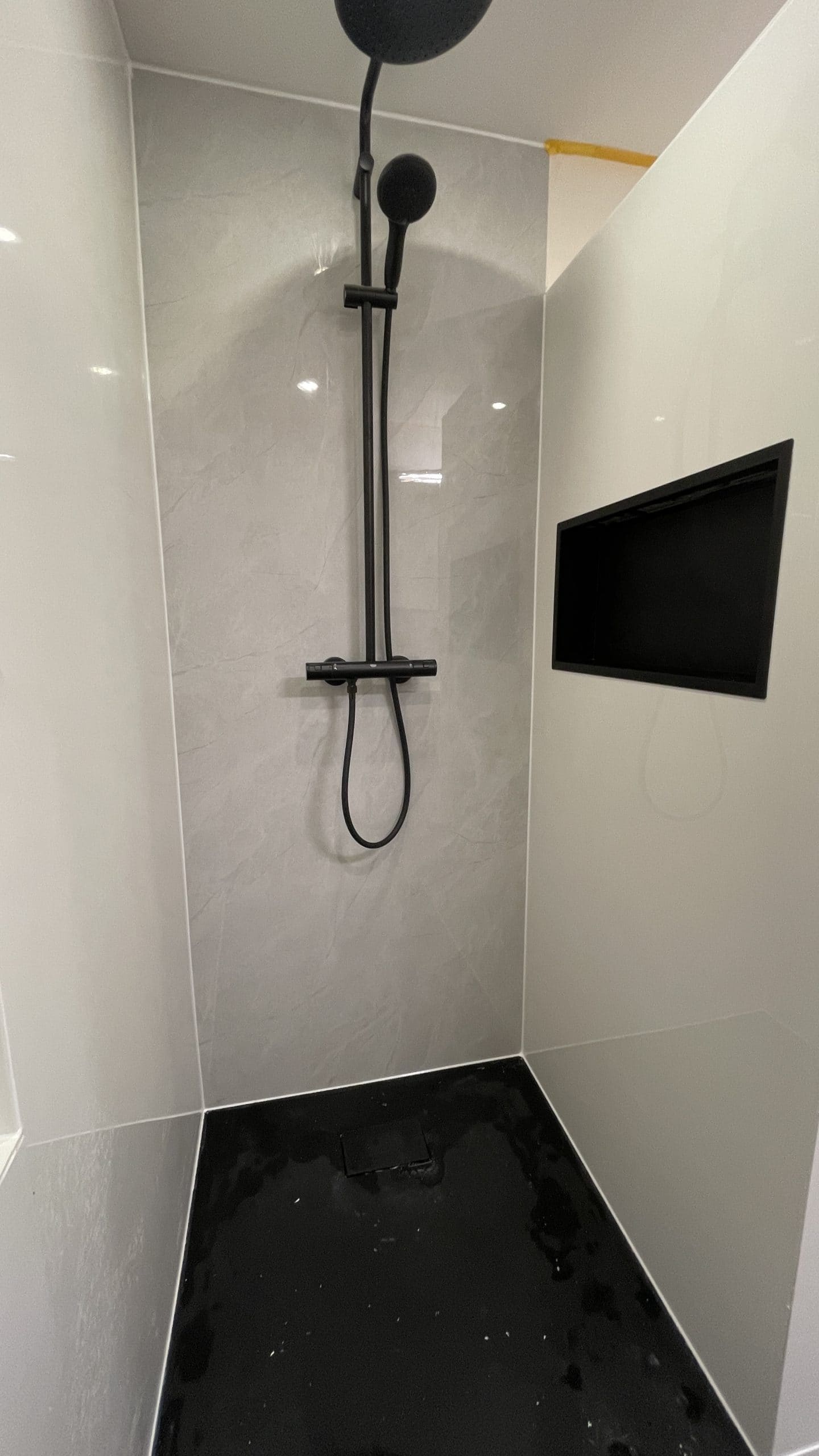 Badkamer Ontwerp & Realisatie Afgewerkte badkamer na complete realisatie door NJB Klussen