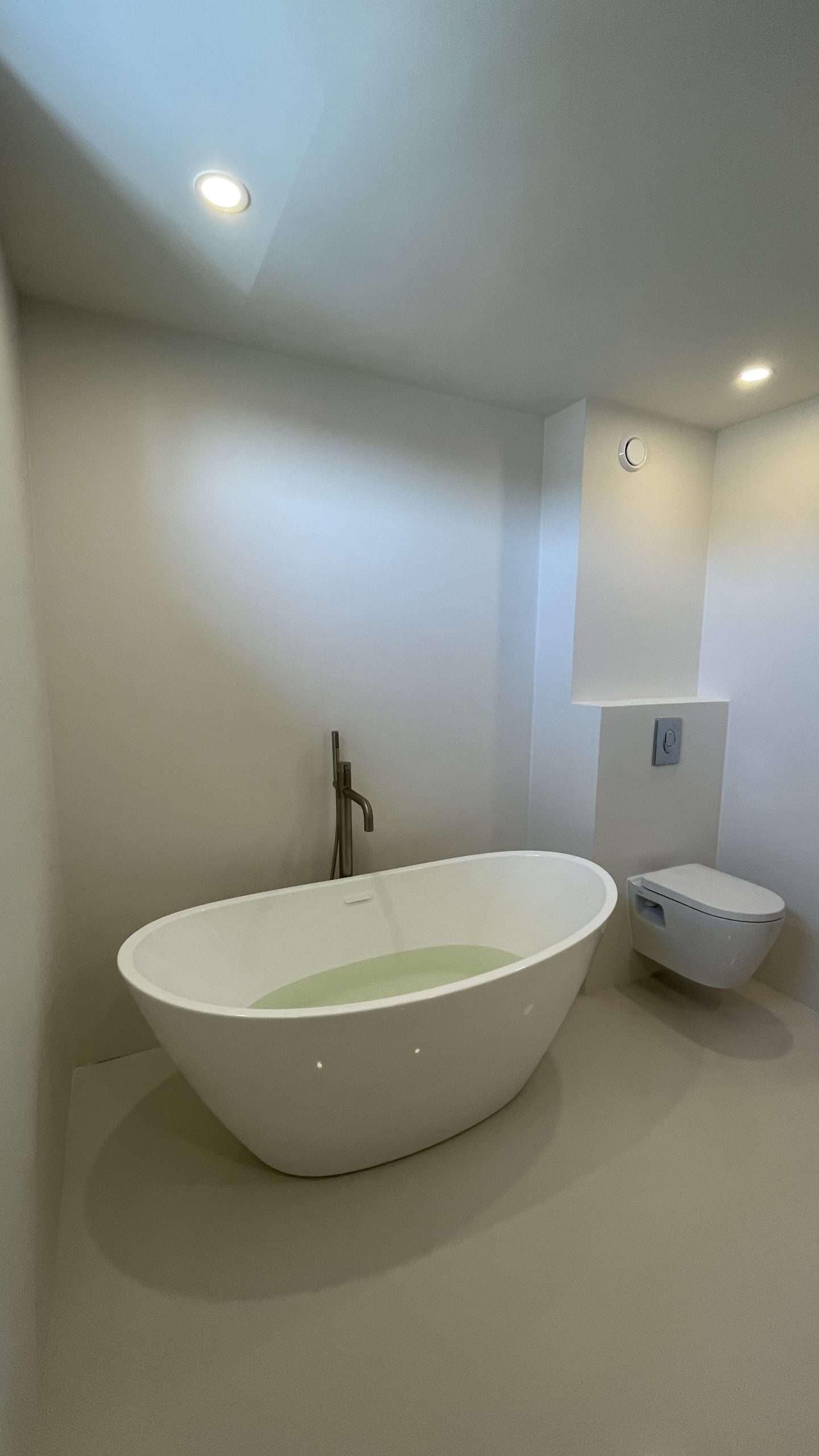 Portfolio Gerenoveerde en gemoderniseerde badkamer door NJB Klussen, wand- en plafondafwerking