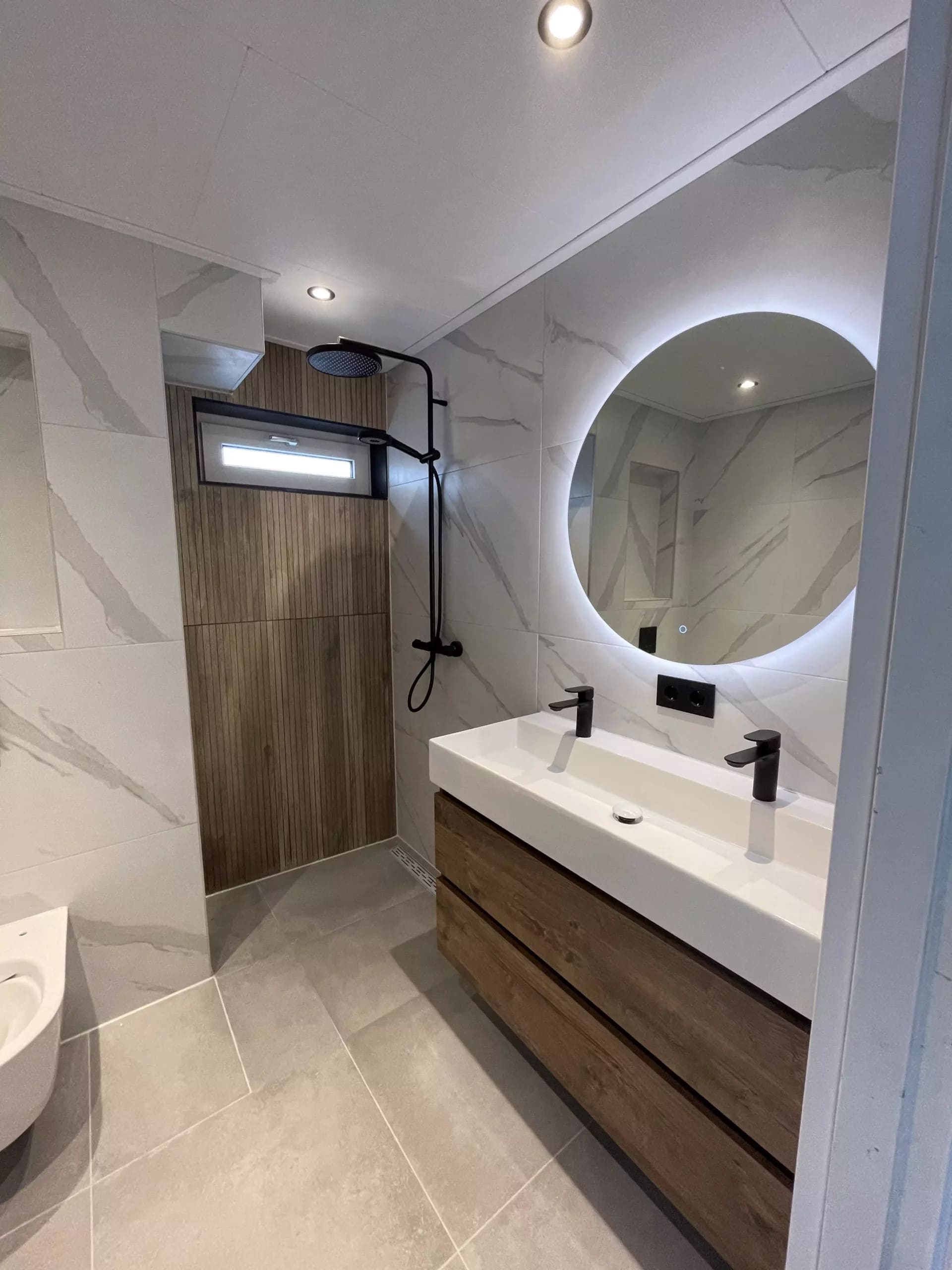 Badkamer Ontwerp & Realisatie Complete badkamerrenovatie met inloopdouche